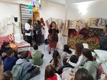 Έκθεση υφαντών, Αγία Τριάδα