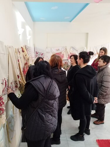 Έκθεση Υφαντών, Αγία Τριάδα