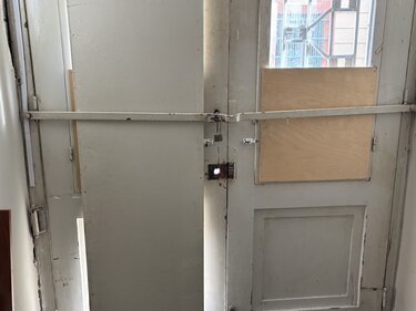 Δικαστήρια Ηρακλείου απολογία σπασμένη πόρτα