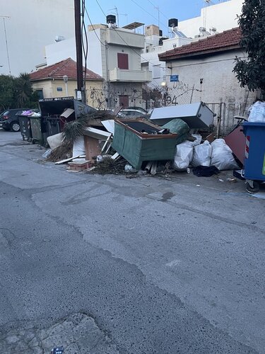 Σκουπίδια, Τρία πεύκα