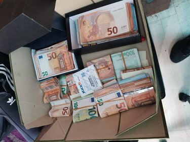 Λεφτά, Ναρκωτικά, Εγκληματική ομάδα