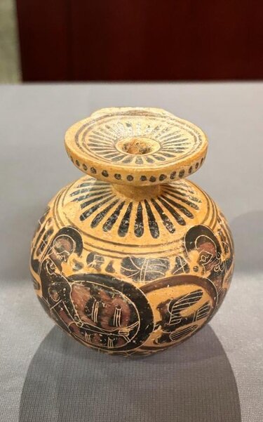 Πήλινο μελανόμορφο αρύβαλλο με παράστασης μάχης (600-500 π.Χ)