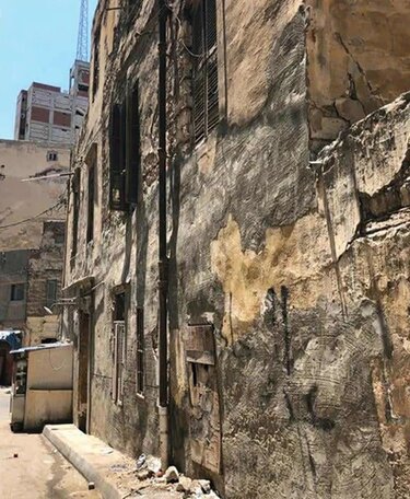 Τα κτίρια στις ιστορικές παράκτιες συνοικίες της Αλεξάνδρειας διαβρώνονται από τη διείσδυση του θαλασσινού νερού και καταρρέουν
