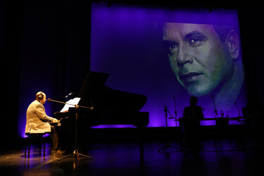 Γιάννης Καλπούζος, Παρουσίαση