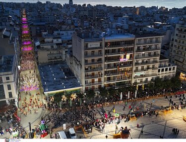 Πατρινό Καρναβάλι 2025: Απογειώθηκε το κέφι στη νυχτερινή ποδαράτη παρέλαση