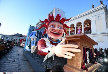 Πατρινό Καρναβάλι 2025: Απογειώθηκε το κέφι στη νυχτερινή ποδαράτη παρέλαση