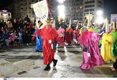 Πατρινό Καρναβάλι 2025: Απογειώθηκε το κέφι στη νυχτερινή ποδαράτη παρέλαση