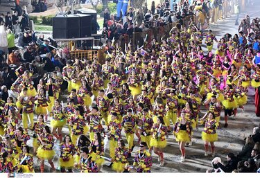 Πατρινό Καρναβάλι 2025: Απογειώθηκε το κέφι στη νυχτερινή ποδαράτη παρέλαση