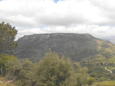  μονή Αγίου Αντωνίου (δεξιά) και το οροπέδιο στο Βένι