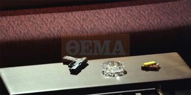 Η παρουσία όπλων κρότου ήταν συχνή στην παράσταση «Τάο» καθώς η υπόθεση του έργου σχετιζόταν με άτομα της μαφίας