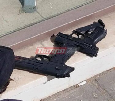 Τα πιστόλια που βρέθηκαν στην κατοχή του δράστη