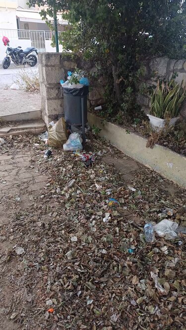 Ένας απέραντος σκουπιδότοπος απέναντι από σχολείο