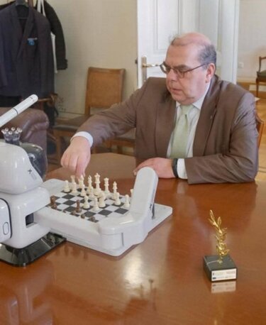 (ο Πρόεδρος της Ελληνικής Σκακιστικης Ομοσπονδίας και Αντιπρύτανης του ΕΚΠΑ κ. Ευστάθιος Ευσταθόπουλος παίζει εναντίον του ΑΙ ρομπότ)