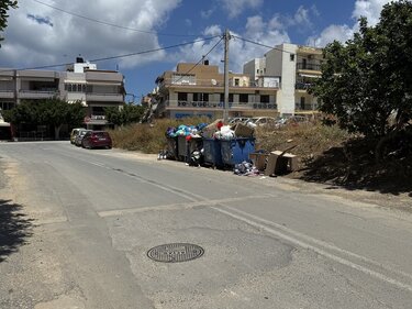 Σκουπίδια, Οδός Φιλελλήνων