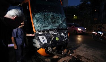 Πειραιάς: Λεωφορείο συγκρούστηκε με τραμ – 30 επιβάτες τραυματίστηκαν