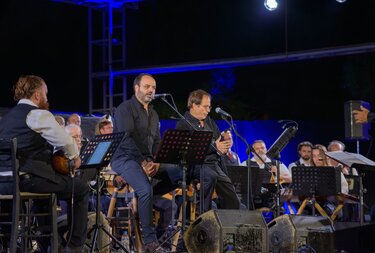 "Καλήν εσπέραν Αφεντάδες": Η επιτυχημένη παράσταση του Συνόλου Νυκτών & Τοξοτών Οργάνων Κρήτης στο Κηποθέατρο ''Νίκος Καζαντζάκης"