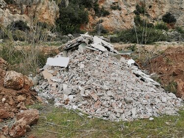 Φωτογραφία με μπάζα πριν φτιαχτεί το πάρκιγκ Μάρτιος 2025