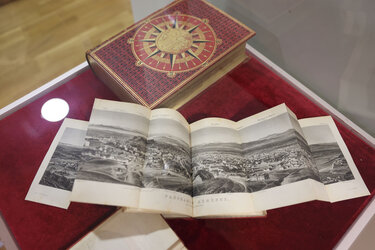 Έκθεση, Εγκαίνια