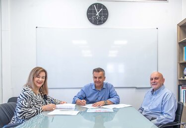 η Δρ. Κατερίνα Ζωγραφιστού, Πρόεδρος της ΔΕΦΝΚ & Πρόεδρος της ΔΕΦΝΚ – Παράρτημα Ελλάδος, ο Καθ. Βασίλης Χαρμανδάρης, Πρόεδρος του ΙΤΕ, και ο Καθ. Κωνσταντίνος Στεφανίδης, Επιστημονικά Υπεύθυνος του Έργου, Επικεφαλής του Εργαστηρίου Αλληλεπίδρασης Ανθρώπου-Υπολογιστή του ΙΠ-ΙΤΕ 