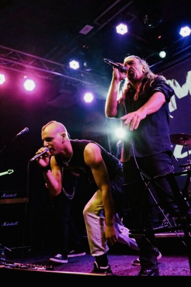 Κοινοί Θνητοί, Magic De Spell