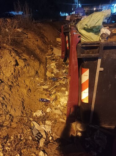 Σκουπίδια, Οδός Εθνομαρτύρων