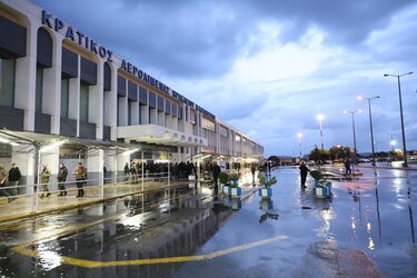 Αεροδρόμιο, Νύχτα, Αγρότες