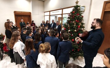 Ευχές και κάλαντα στον Περιφερειάρχη Κρήτης για τα Χριστούγεννα 