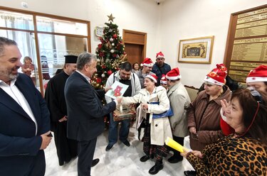 Ευχές και κάλαντα στον Περιφερειάρχη Κρήτης για τα Χριστούγεννα 