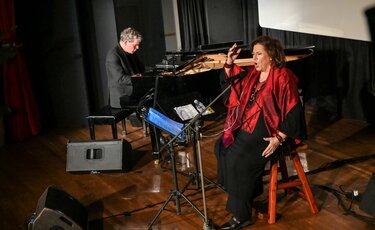 Τιμή στους μαρτυρικούς τόπους και μήνυμα μνήμης από τον Δήμο Αγίου Νικολάου στη 2η ημέρα του «Τετραημέρου Λόγου και Τέχνης», που κορυφώθηκε με τη Μαρία Φαραντούρη