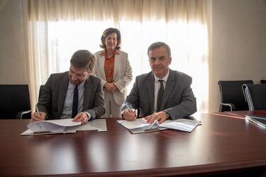 Ο κ. Matthieu Abgrall Ακόλουθος Επιστημονικής και Πανεπιστημιακής Συνεργασίας, Αν. Διευθυντή του Γαλλικού Ινστιτούτου Ελλάδος κατά τη διάρκεια υπογραφής του MoU με τον Πρόεδρο του ΙΤΕ, καθ.Β.Χαρμανδάρη και η Πρέσβειρα της Γαλλίας