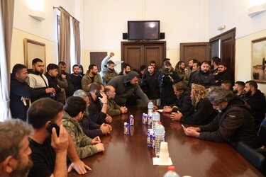 Σύσκεψη, Κοζυράκη, Αποκεντρωμένη