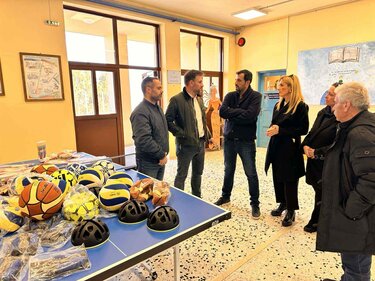 Αθλητικός εξοπλισμός από τον Δήμο Μαλεβιζίου για τους μαθητές της Ροδιάς
