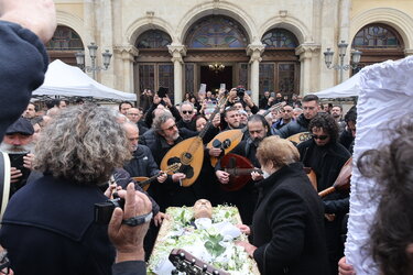 Ψαρογιάννης: Οι συγκινητικές μαντινάδες στο τελευταίο αντίο