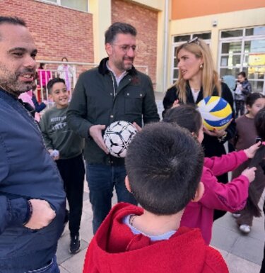 Παραδόθηκε αθλητικό υλικό σε σχολεία του Δήμου Μαλεβιζίου