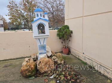 Οι ανεμβολίαστοι έστησαν εικονοστάσι έξω από το Νοσοκομείο Χανίων