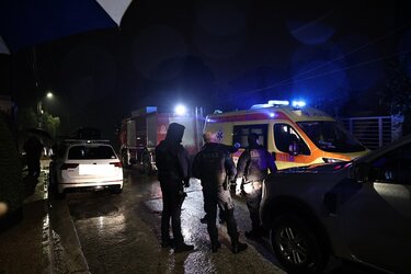 Τραγωδία στην Άνω Γλυφάδα: Νεκρή πεζή από αυτοκίνητο που παρασύρθηκε από τα νερά