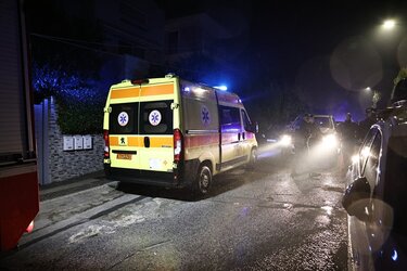 Τραγωδία στην Άνω Γλυφάδα: Νεκρή πεζή από αυτοκίνητο που παρασύρθηκε από τα νερά