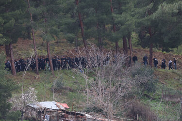 Ο κόσμος του ΟΦΗ που βρίσκεται στην Λιβαδειά και δεν κατάφερε να μπει στο γήπεδο, κατευθύνθηκε στον λόφο που βρίσκεται ακριβώς πίσω από το γήπεδο.