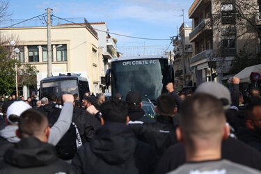 Τρομερές σκηνές έξω από το ξενοδοχείο του ΟΦΗ: Ο κόσμος «έσπρωξε» την ομάδα για τη μεγάλη πρόκριση