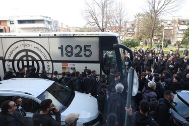 Τρομερές σκηνές έξω από το ξενοδοχείο του ΟΦΗ: Ο κόσμος «έσπρωξε» την ομάδα για τη μεγάλη πρόκριση