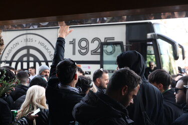 Τρομερές σκηνές έξω από το ξενοδοχείο του ΟΦΗ: Ο κόσμος «έσπρωξε» την ομάδα για τη μεγάλη πρόκριση