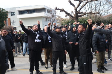Τρομερές σκηνές έξω από το ξενοδοχείο του ΟΦΗ: Ο κόσμος «έσπρωξε» την ομάδα για τη μεγάλη πρόκριση