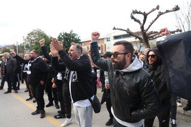 Τρομερές σκηνές έξω από το ξενοδοχείο του ΟΦΗ: Ο κόσμος «έσπρωξε» την ομάδα για τη μεγάλη πρόκριση