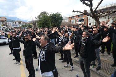 Τρομερές σκηνές έξω από το ξενοδοχείο του ΟΦΗ: Ο κόσμος «έσπρωξε» την ομάδα για τη μεγάλη πρόκριση