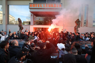 Τρομερές σκηνές έξω από το ξενοδοχείο του ΟΦΗ: Ο κόσμος «έσπρωξε» την ομάδα για τη μεγάλη πρόκριση