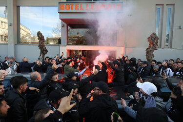 Τρομερές σκηνές έξω από το ξενοδοχείο του ΟΦΗ: Ο κόσμος «έσπρωξε» την ομάδα για τη μεγάλη πρόκριση