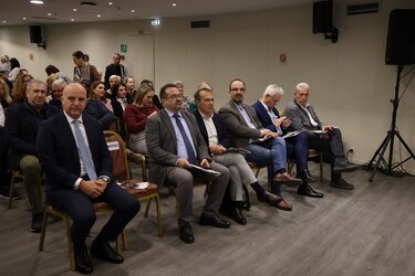 Εκδήλωση ΕΦΚΑ στο Ηράκλειο: Παρών ο διοικητής Αλ. Βαρβέρης, διαμαρτυρία από εργαζόμενους