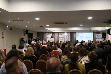 Εκδήλωση ΕΦΚΑ στο Ηράκλειο: Παρών ο διοικητής Αλ. Βαρβέρης, διαμαρτυρία από εργαζόμενους