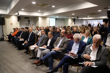 Εκδήλωση ΕΦΚΑ στο Ηράκλειο: Παρών ο διοικητής Αλ. Βαρβέρης, διαμαρτυρία από εργαζόμενους