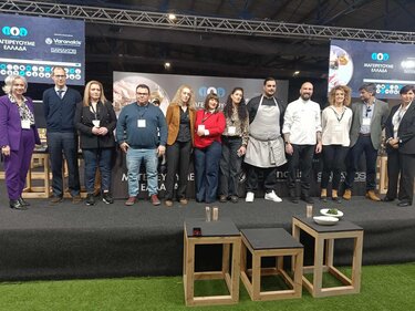 Στο οργανωμένο περίπτερο της Περιφέρειας φιλοξενήθηκαν 22 επιχειρήσεις από όλη την Κρήτη, οι οποίες παρουσίασαν προϊόντα υψηλής ποιότητας και αυθεντικότητας, αναδεικνύοντας τον γαστρονομικό πλούτο και την πολιτιστική ταυτότητα της Κρητικής Γης.